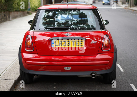 Mini rouge une voiture garée dans un parking bay dans une rue de Londres Angleterre Royaume-Uni Banque D'Images