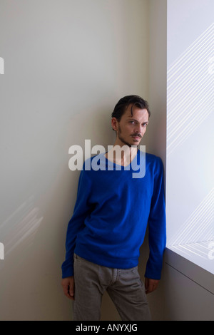 Designer de mode Matthew Williamson dans la Suite Penthouse de l'hôtel Sanderson à la veille de la Fashion Week de Londres Banque D'Images