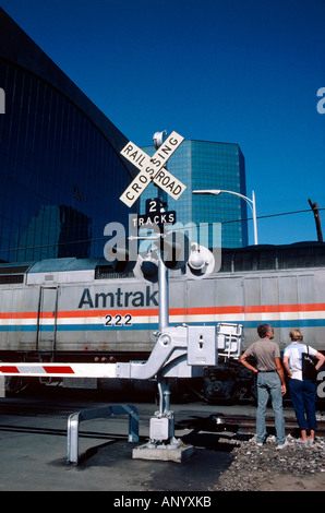 Passage de niveau et d'Amtrak train ville de San Diego State of California usa Banque D'Images