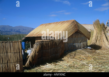 Femme d'une tribu uros île flottante faites par roseau totora lac Titicaca Pérou Bolivie Banque D'Images