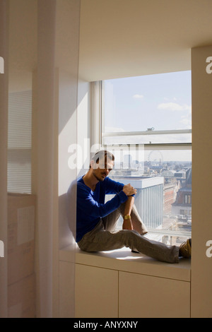 Designer de mode Matthew Williamson dans la Suite Penthouse de l'hôtel Sanderson à la veille de la Semaine de la mode de Londres. Banque D'Images