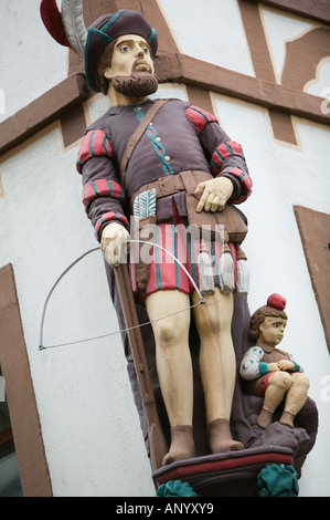 FRANCE, Alsace (Haut Rhin), Mulhouse : statue de William Tell / Vieille Ville / rue Guillaume Tell, Banque D'Images