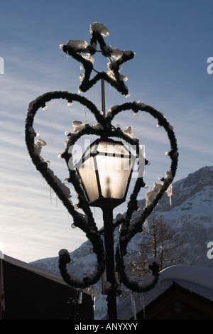 Lampe de rue avec décoration de Noël à Loèche-les-Bains (Loèche-les-Bains), Suisse Banque D'Images