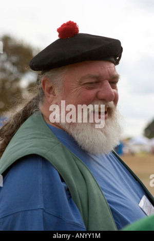 Homme barbu portant un bonnet écossais traditionnel appelé Tam o Shanter Banque D'Images