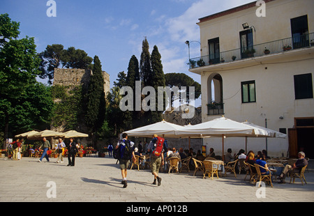 Italie Campanie Côte Amalfitaine Ravello piazza cafe vue vers tour d'entrée de la Villa Rufolo Banque D'Images
