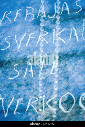 Vente écrit en plusieurs langues on chalkboard Banque D'Images