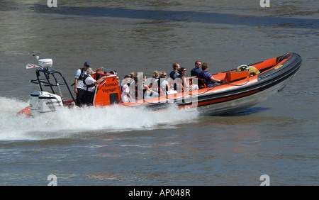 La Tamise 'Voyager', la vitesse en bateau le long de la Tamise à Londres Banque D'Images