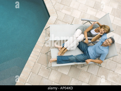 D'âge mûr se prélasser à la piscine Banque D'Images