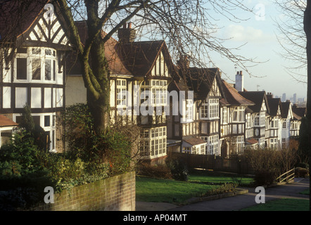 Holly Lodge Estate, Highgate, au nord de Londres, UK Street de maisons de banlieue en bas de la colline en pente de style Tudor, maquette, entre-deux-guerres Banque D'Images