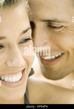 Couple smiling, visages fermer-ensemble Banque D'Images