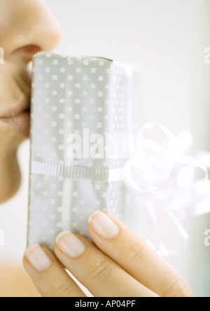 Woman kissing gift, close-up Banque D'Images