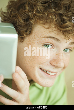 Boy holding up présent Banque D'Images