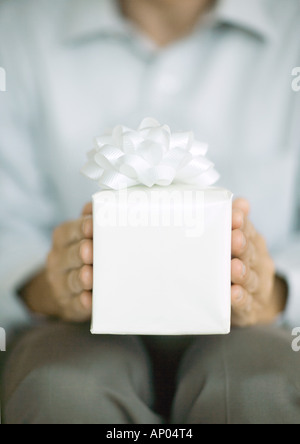 Man holding out don Banque D'Images