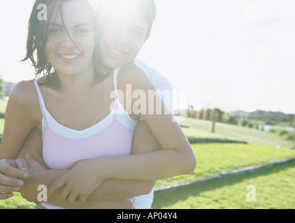 Young couple embracing outdoors Banque D'Images