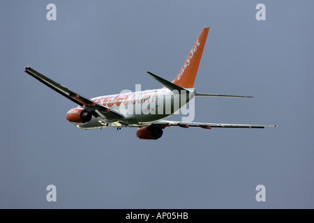 Un Boeing B737 de la série 700 Easyjet départ de soir contre un ciel orageux Banque D'Images