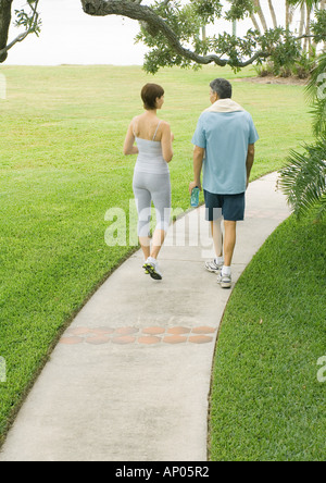 En quelques vêtements d'entraînement marche sur tapis roulant, vue arrière Banque D'Images