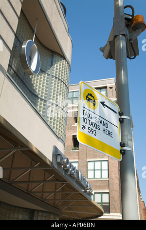 L'ILLINOIS Chicago Taxi affiche à l'extérieur de l'emplacement des studios Harpo pour Oprah Winfrey l'extérieur du bâtiment sign Banque D'Images