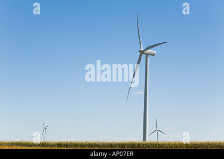 L'ILLINOIS près de Amboy trois éoliennes dans le domaine agricole haute croix blanche machines avec trois lames en rotation Banque D'Images