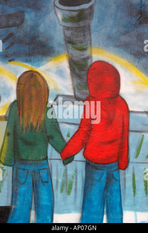 Graffiti de deux enfants debout devant tank Banque D'Images