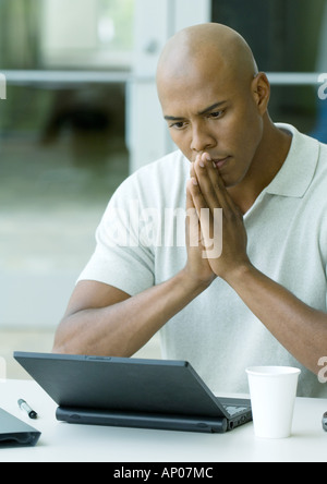 Man using laptop Banque D'Images