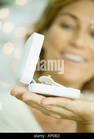 Boîte de bijoux tenue par femme Banque D'Images