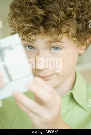 Boy holding up présent Banque D'Images