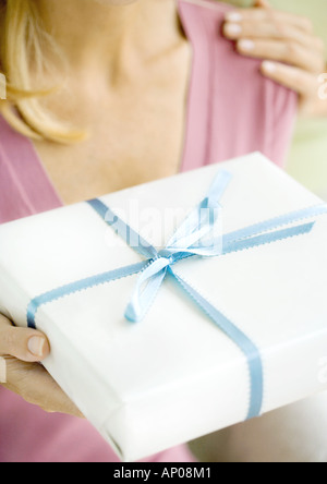 Woman holding present Banque D'Images