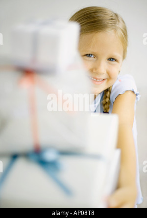 Girl holding pile de cadeaux Banque D'Images