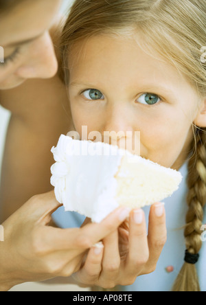 Girl eating cake Banque D'Images