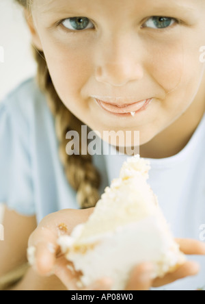 Girl eating cake Banque D'Images