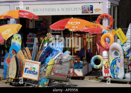 Boutique touristique à la plage à Langeverlderslag vendant de tout, des glaces de coquilles et de matelas flottant Banque D'Images