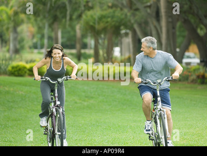 Mature couple riding bikes Banque D'Images