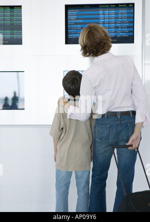 Woman and boy à à l'arrivée et au départ de l'aéroport, conseils en vue arrière Banque D'Images