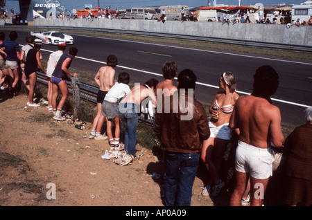 Les spectateurs sur la canicule chaude journée à la Le Mans 24 heures de course de voiture de sport une fille en bikini top short avec fermeture éclair Banque D'Images