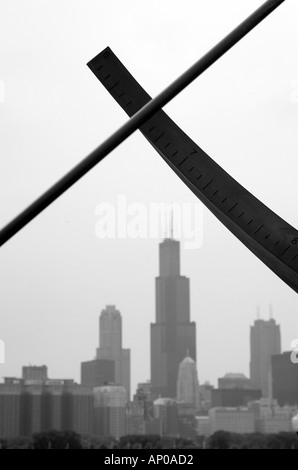 Vue de l'horizon de Chicago et la Rialto Tower avec un cadran solaire en premier plan USA Banque D'Images