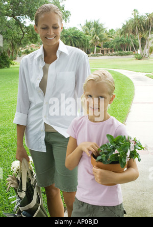 Woman and girl holding les approvisionnements de jardinage Banque D'Images