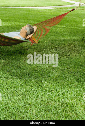 Man resting in hammock Banque D'Images