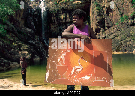 L'artiste autochtone Tony Bangalang sa peinture du légendaire Adjumarllarl dingo à peur d'eau dans l'Est de l'Arnhem Land Banque D'Images