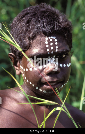 Garçon autochtone Darren peints avec des symboles de son totem de la terre d'Arnhem centrale Australie Banque D'Images