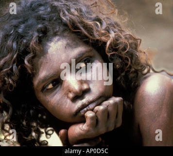 Adolescent autochtone peints à l'ocre rouge de la terre d'Arnhem en Australie Banque D'Images