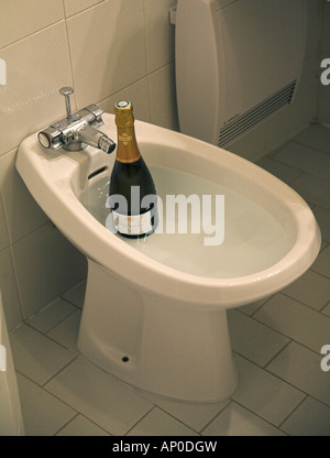 Bouteille de champagne dans l'hôtel bidet Banque D'Images