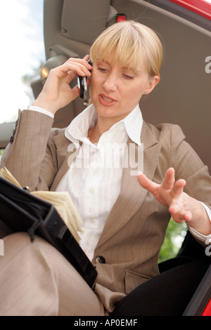 Femme d'affaires est assis dans... Banque D'Images