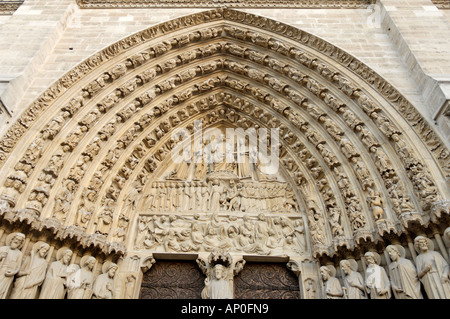 'Portail du Jugement dernier" à la cathédrale Notre-Dame de Paris, France, montrant la chute du ciel que l'homme peut s'attendre à ce que Banque D'Images