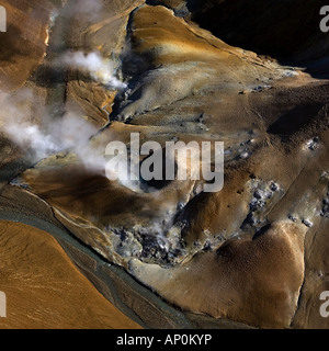 Photo aérienne des zones géothermiques dans les montagnes d'Islande Banque D'Images