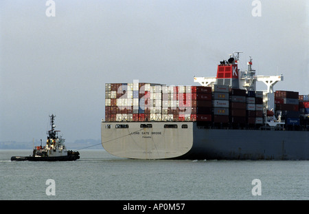 Porte-conteneurs entre le port de Felixstowe dans le Suffolk, le premier port de conteneurs. Banque D'Images