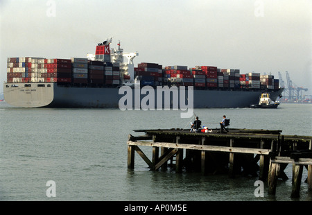 Porte-conteneurs entre le port de Felixstowe dans le Suffolk, UK. Banque D'Images