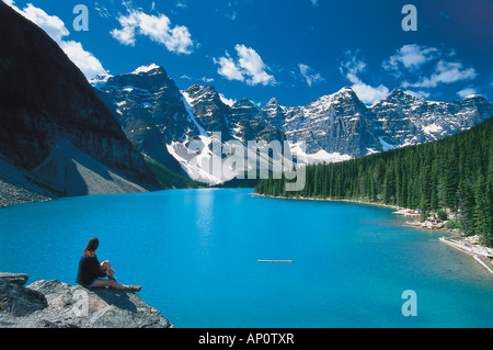 Woman la viewa au lac Moraine, Dix Sommets, montagnes Rocheuses, Alberta, Canada Banque D'Images