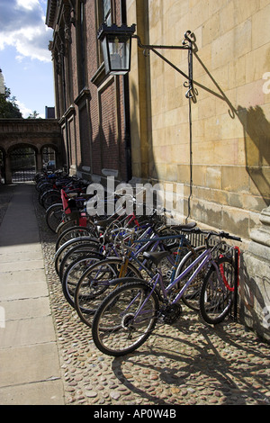 Bicyclettes à l'extérieur de Pembrooke College, Université de Cambridge, Cambridgeshire, UK Banque D'Images