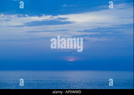L'Italie, Campanie, (baie de Naples), Ischia, FORIO : Coucher de soleil sur la mer Tyrrhénienne Banque D'Images