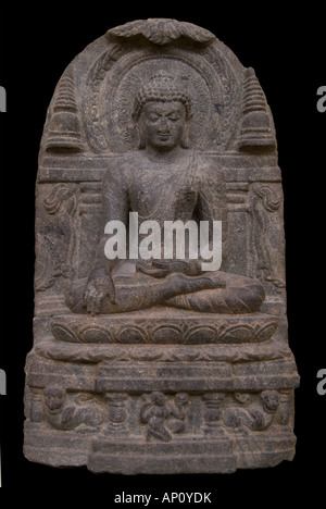 Buddha Bengale Bihar du nord est de l'Inde région période pala 1112 siècle assis sur le trône de lotus les jambes croisées en position de yoga padmasana Banque D'Images